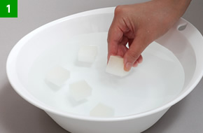 ぬるま湯（約30℃）をはった洗面器に白色のスポンジを浸す。空気の泡が出なくなるまでギュッと握ってたっぷり水を含ませる。